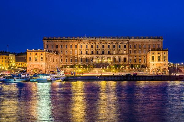 Bibikow, Walter 아티스트의 Sweden-Stockholm-Gamla Stan-Old Town-Royal Palace-dusk작품입니다.